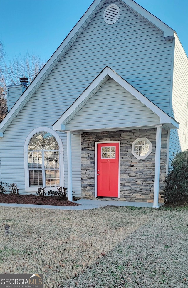 view of front of property with a front lawn