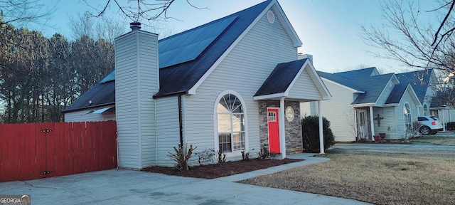 view of front facade featuring a front lawn