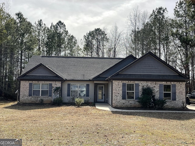 view of front of property with a front yard