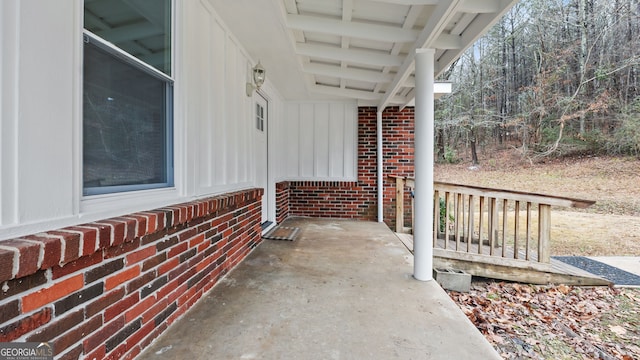 view of front facade featuring cooling unit, a carport, and a front lawn