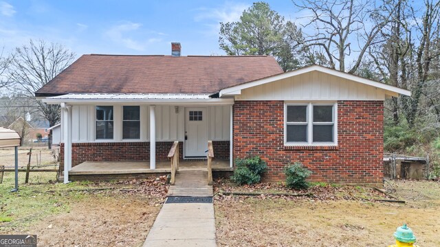 view of front of property featuring a porch