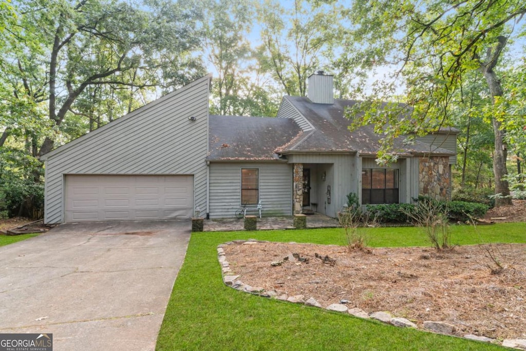 view of front facade featuring a garage and a front lawn