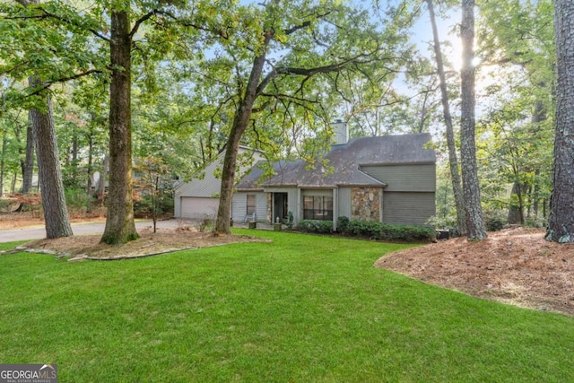 view of front facade featuring a garage and a front lawn