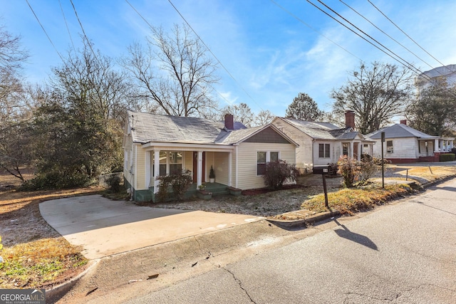 view of front of property featuring covered porch