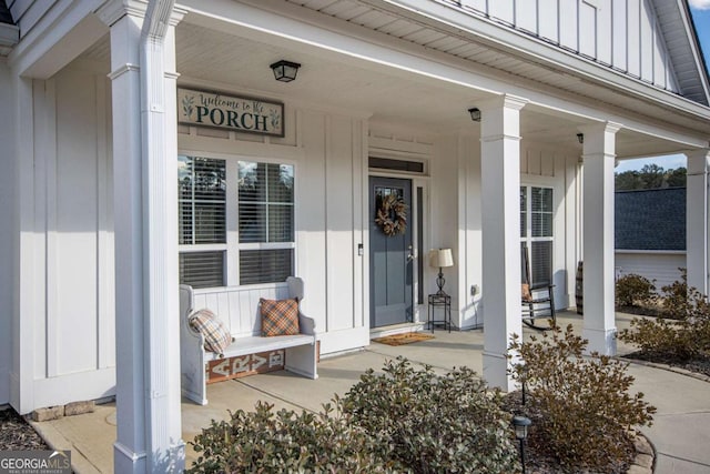 property entrance featuring a porch