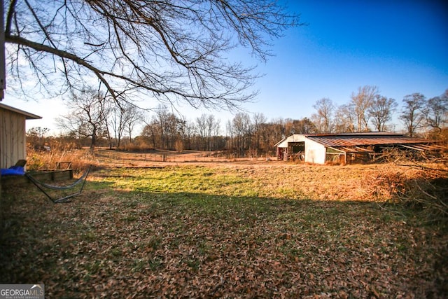 view of yard featuring an outdoor structure and a rural view