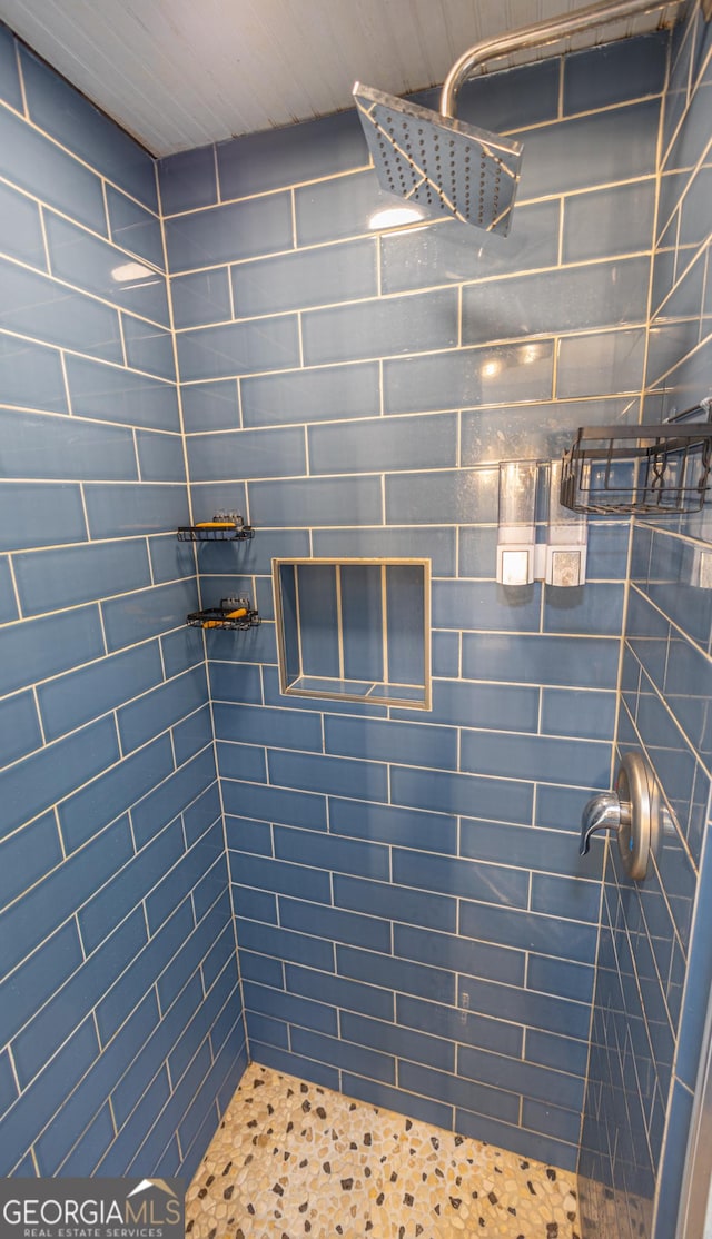 bathroom featuring tiled shower