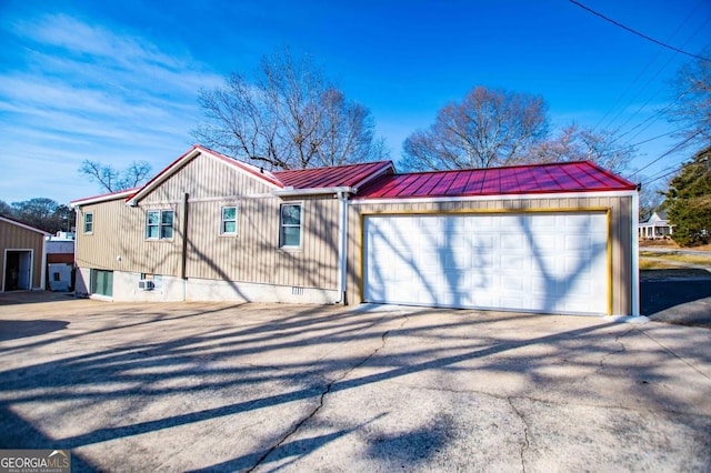 view of front facade with a garage