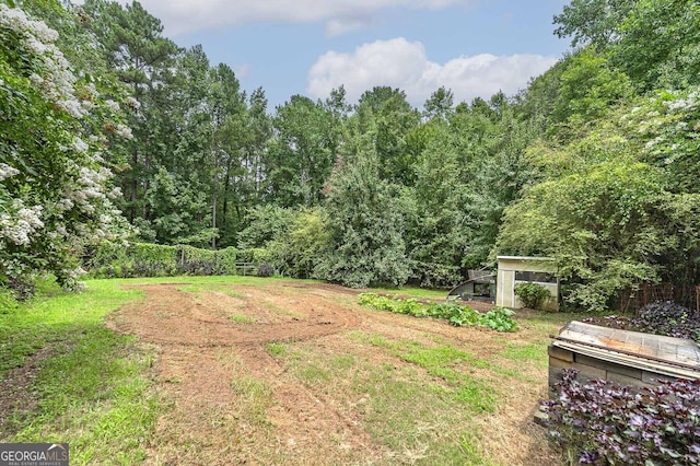 view of yard featuring an outbuilding