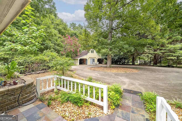 view of yard with an outbuilding and a garage