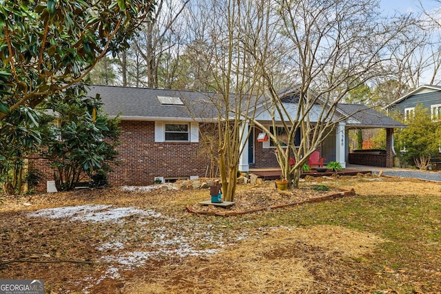 single story home with a carport