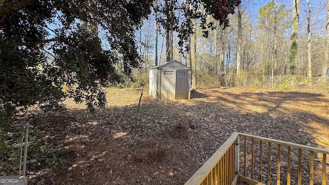 view of yard featuring a storage shed