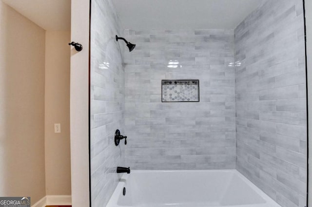 bathroom featuring tiled shower / bath