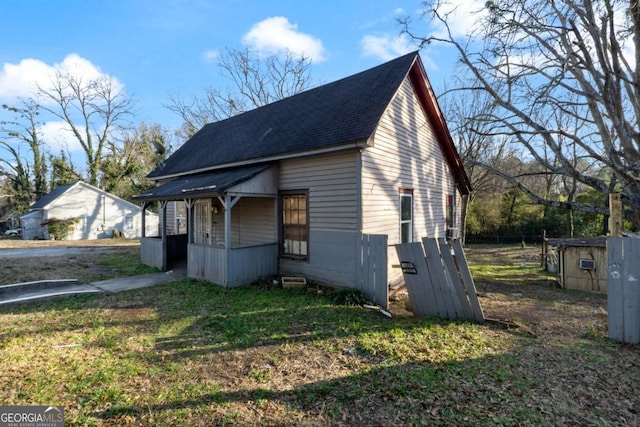 view of front facade with a front lawn