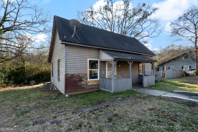 view of front facade featuring a front lawn