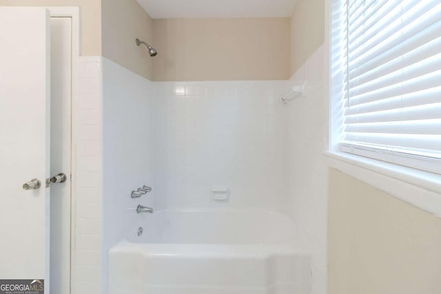 bathroom with tiled shower / bath combo