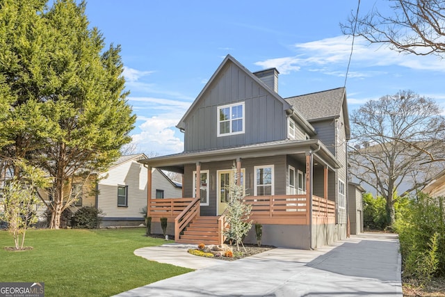 view of front facade featuring a porch and a front lawn