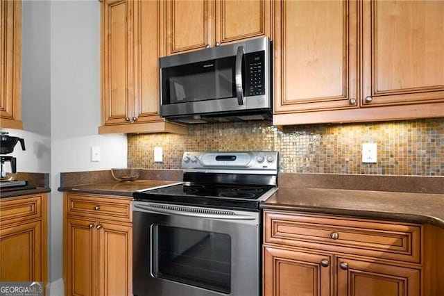 kitchen featuring tasteful backsplash and appliances with stainless steel finishes