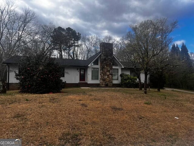 view of front of house with a front yard