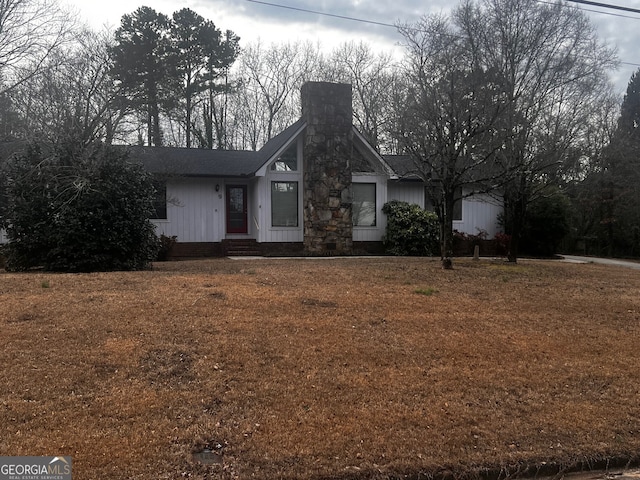 view of front facade featuring a front lawn