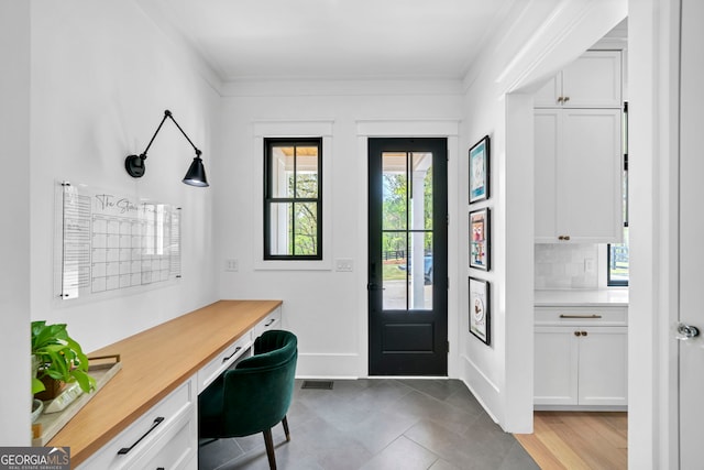 tiled entrance foyer featuring built in desk