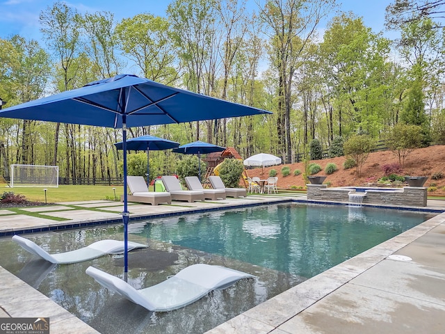 view of swimming pool