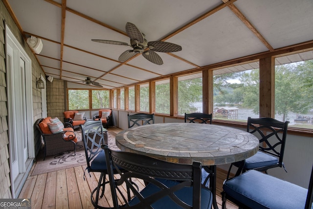 sunroom with ceiling fan