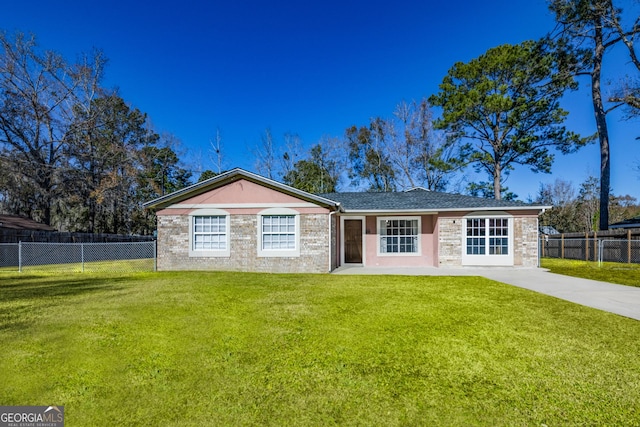 246 W Peach Ave, Kingsland, GA 31548 - ranch-style home featuring a front lawn