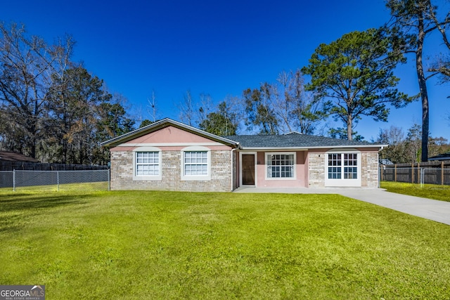 ranch-style home featuring a front lawn