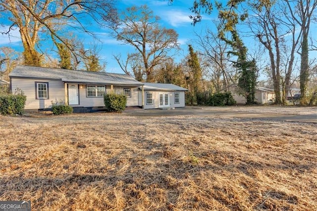 single story home featuring a front yard