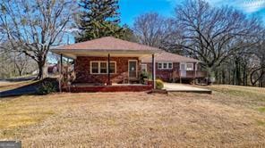 view of front of house with a front lawn and covered porch