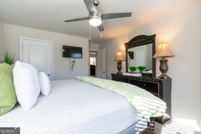 bedroom with ceiling fan