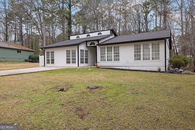 view of front of house with a front lawn