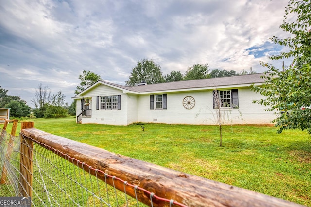 view of front of property with a front lawn