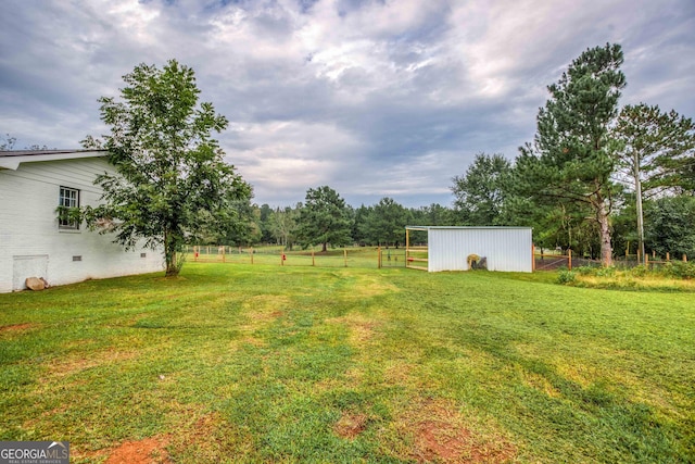 view of yard featuring an outdoor structure