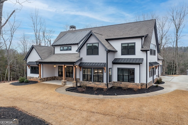 modern inspired farmhouse featuring a front yard