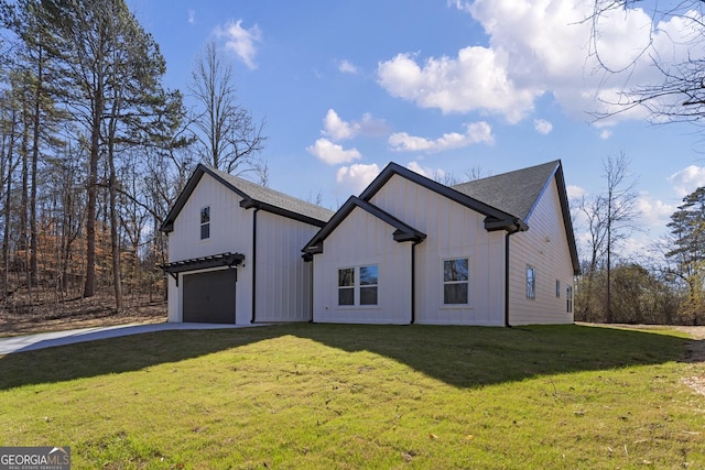 view of front of home featuring a garage and a front yard