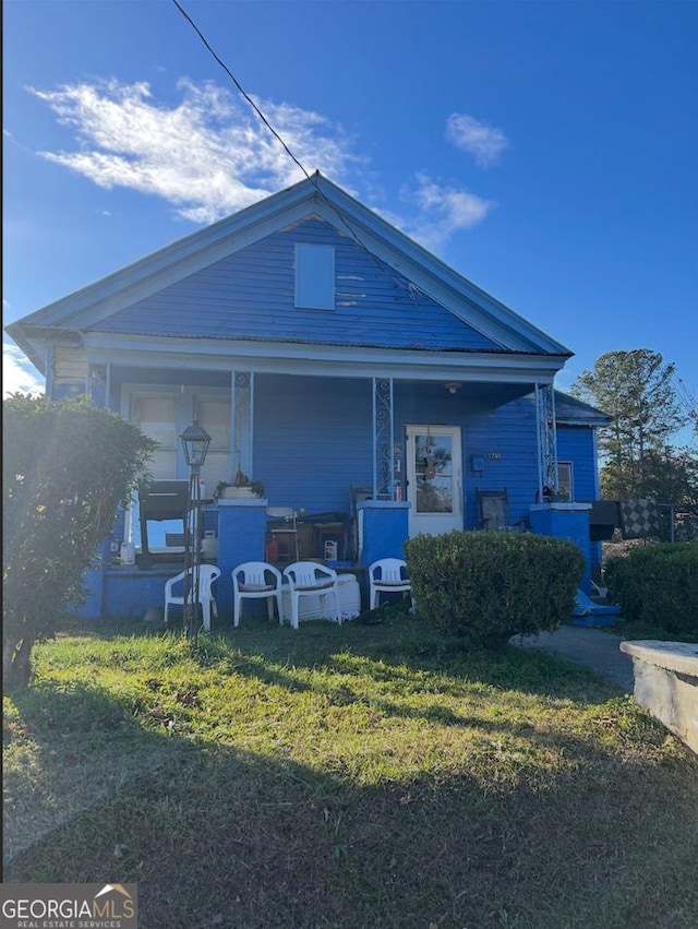 view of front facade featuring a front lawn and covered porch