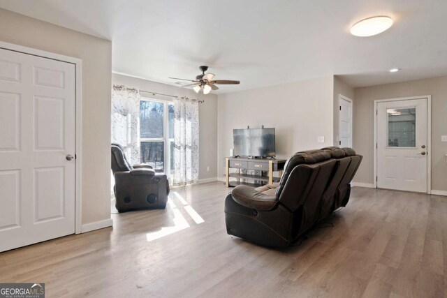 dining area featuring light hardwood / wood-style floors and ceiling fan