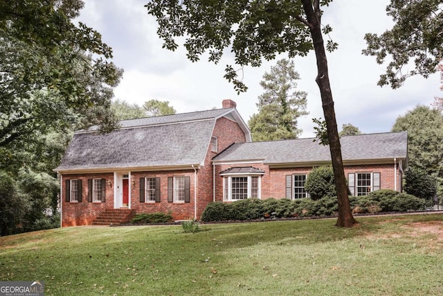 view of front of property featuring a front lawn