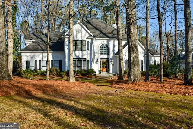 view of front of property with a front lawn