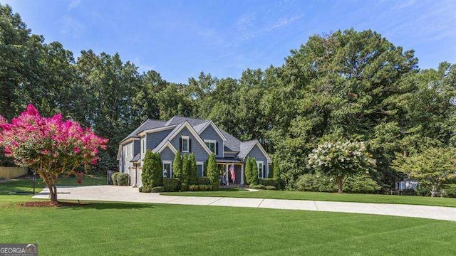 view of front of home featuring a front lawn