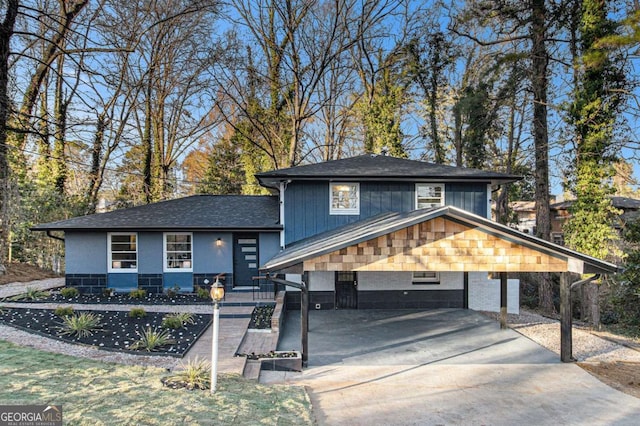 view of front of property featuring a carport