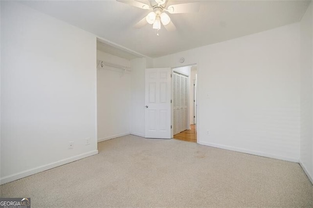 carpeted empty room featuring ceiling fan