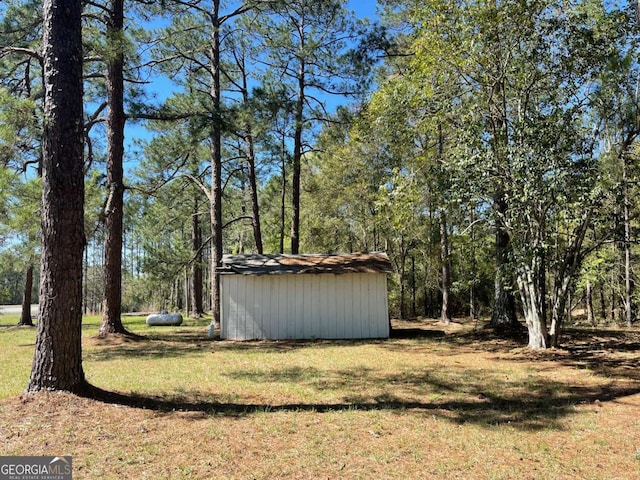 view of yard featuring a storage shed