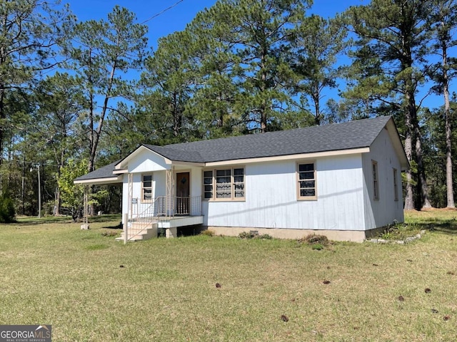 view of front of property featuring a porch and a front yard