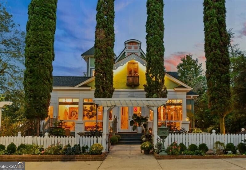 view of front of house featuring a pergola