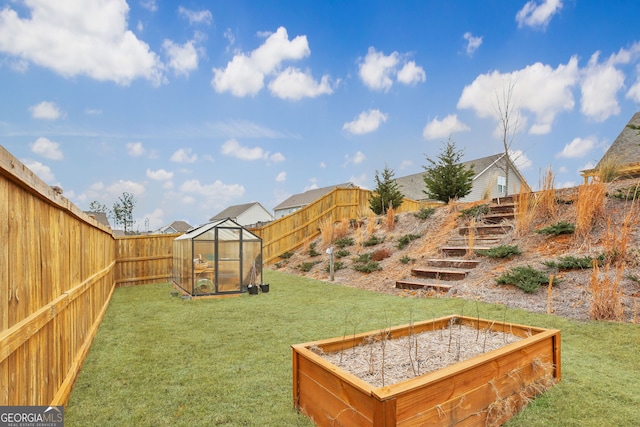 view of yard with an outdoor structure