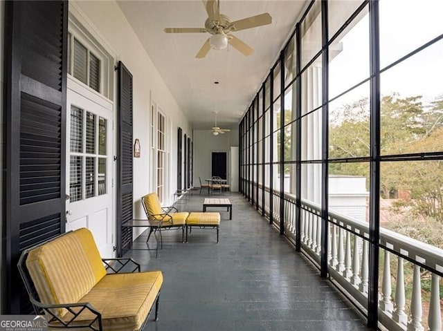 sunroom with ceiling fan