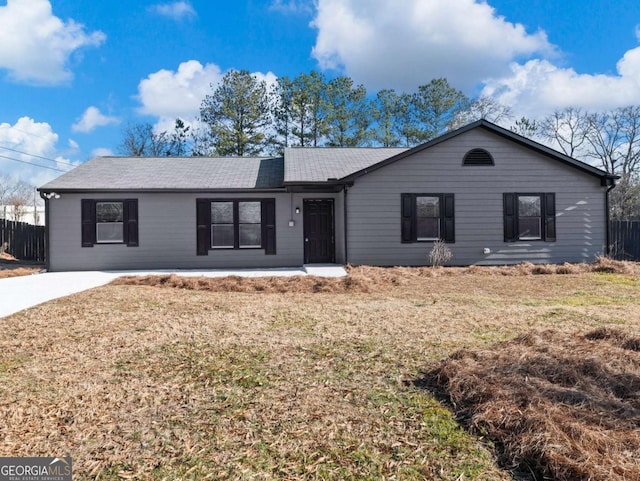 single story home featuring a front lawn